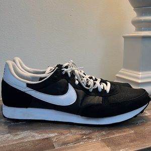 Men’s size 14 black/white Nike waffle trainer running shoes.